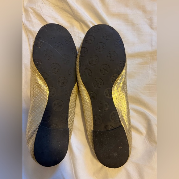 VGUC Tory Burch Gold Snake Skin Flats Reva Sz 8.5 - Picture 2 of 2